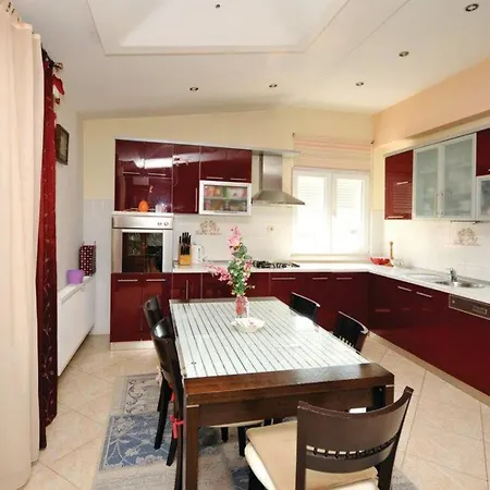 Chic And Stylish With Pool Apartment