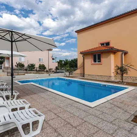 Chic And Stylish With Pool *